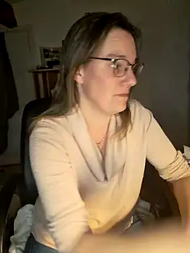 Snapshot of SpiceLea chatting on 01-09-25, 06:04 SpiceLea online show from 01-09-25, 06:04