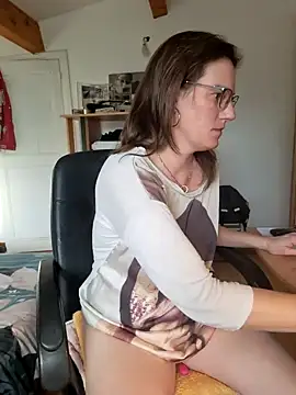 Snapshot of SpiceLea chatting on 02-01-25, 03:50 SpiceLea online show from 02-01-25, 03:50