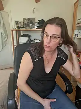 Snapshot of SpiceLea chatting on 02-04-25, 02:53 SpiceLea online show from 02-04-25, 02:53