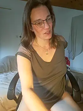 Snapshot of SpiceLea chatting on 02-07-25, 02:58 SpiceLea online show from 02-07-25, 02:58