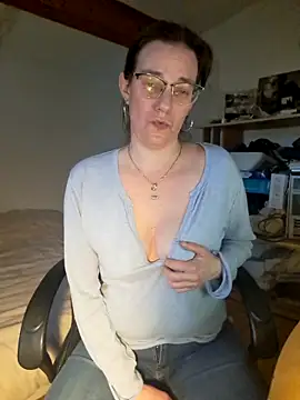 Snapshot of SpiceLea chatting on 02-11-25, 04:46 SpiceLea online show from 02-11-25, 04:46