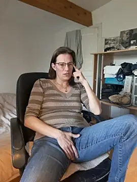 Snapshot of SpiceLea chatting on 02-13-25, 11:06 SpiceLea online show from 02-13-25, 11:06