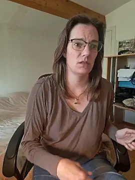 Snapshot of SpiceLea chatting on 02-14-25, 01:29 SpiceLea online show from 02-14-25, 01:29