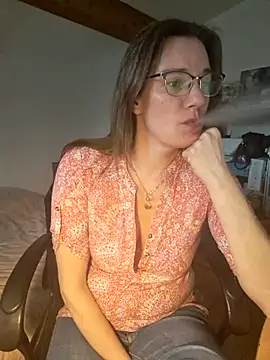 Snapshot of SpiceLea chatting on 02-18-25, 12:28 SpiceLea online show from 02-18-25, 12:28