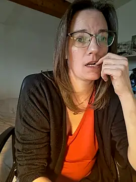 Snapshot of SpiceLea chatting on 02-20-25, 12:25 SpiceLea online show from 02-20-25, 12:25