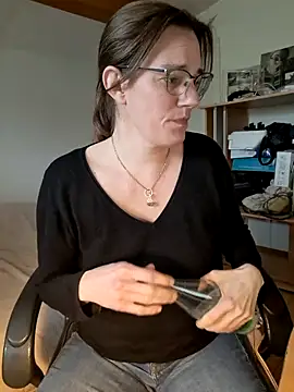 Snapshot of SpiceLea chatting on 02-24-25, 12:59 SpiceLea online show from 02-24-25, 12:59