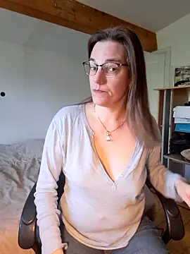 Snapshot of SpiceLea chatting on 03-02-25, 09:53 SpiceLea online show from 03-02-25, 09:53