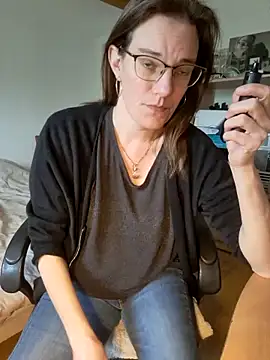 Snapshot of SpiceLea chatting on 03-03-25, 12:37 SpiceLea online show from 03-03-25, 12:37