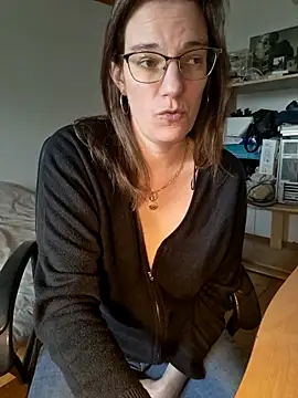 Snapshot of SpiceLea chatting on 03-04-25, 12:33 SpiceLea online show from 03-04-25, 12:33