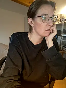 Snapshot of SpiceLea chatting on 03-07-25, 12:34 SpiceLea online show from 03-07-25, 12:34