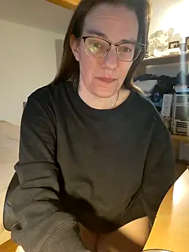 Snapshot of SpiceLea chatting on 03-07-25, 04:55 SpiceLea online show from 03-07-25, 04:55