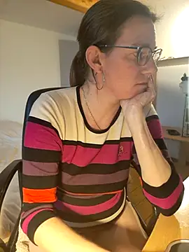 Snapshot of SpiceLea chatting on 03-10-25, 05:07 SpiceLea online show from 03-10-25, 05:07