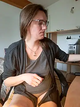 Snapshot of SpiceLea chatting on 03-11-25, 12:39 SpiceLea online show from 03-11-25, 12:39