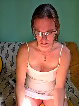 Snapshot of SpiceLea chatting on 09-15-25, 11:32 SpiceLea online show from 09-15-25, 11:32