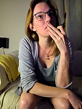 Snapshot of SpiceLea chatting on 09-16-25, 10:22 SpiceLea online show from 09-16-25, 10:22