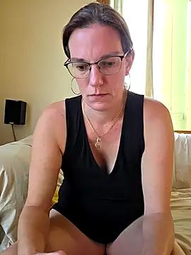 Snapshot of SpiceLea chatting on 09-17-25, 04:19 SpiceLea online show from 09-17-25, 04:19