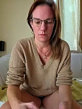 Snapshot of SpiceLea chatting on 09-21-25, 01:57 SpiceLea online show from 09-21-25, 01:57