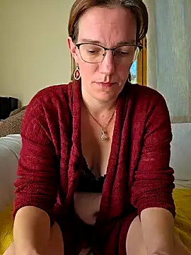 Snapshot of SpiceLea chatting on 10-02-25, 11:39 SpiceLea online show from 10-02-25, 11:39