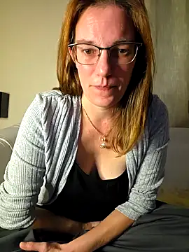 Snapshot of SpiceLea chatting on 10-13-25, 07:36 SpiceLea online show from 10-13-25, 07:36