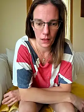 Snapshot of SpiceLea chatting on 10-18-25, 04:30 SpiceLea online show from 10-18-25, 04:30