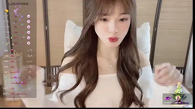 Snapshot of Yuuuuuly chatting on 12-17-24, 03:28 Yuuuuuly online show from 12-17-24, 03:28