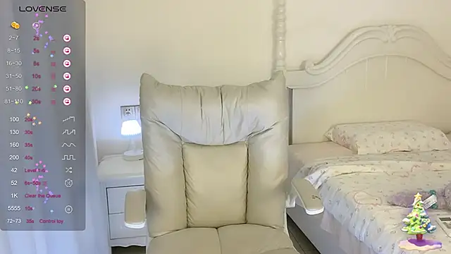 Snapshot of Yuuuuuly chatting on 02-28-25, 04:20 Yuuuuuly online show from 02-28-25, 04:20