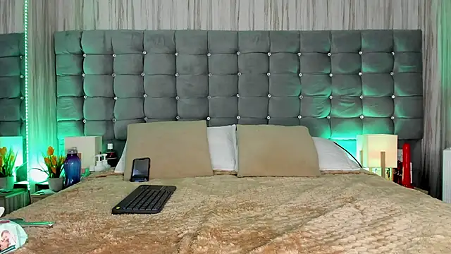Poacahontasfg online show from 05-26-26, 04:08