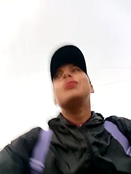 Snapshot of _andrea30 chatting on 11-05-25, 11:21 andrea30 online show from 11-05-25, 11:21