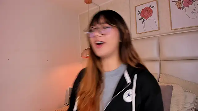 Snapshot of Aily_Yozuko chatting on 12-17-25, 02:28 Aily Yozuko online show from 12-17-25, 02:28