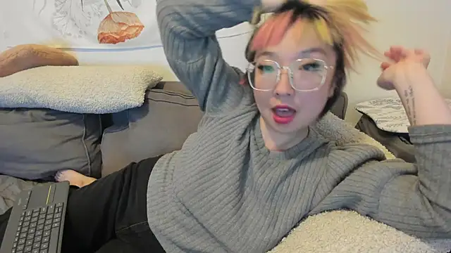 Snapshot of luxgray chatting on 12-15-24, 01:35 luxgray online show from 12-15-24, 01:35