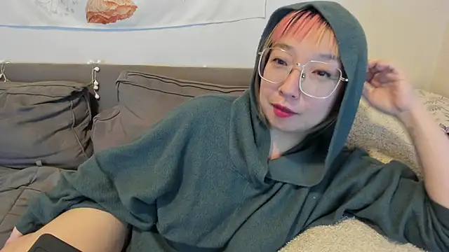 Snapshot of luxgray chatting on 12-21-24, 02:19 luxgray online show from 12-21-24, 02:19