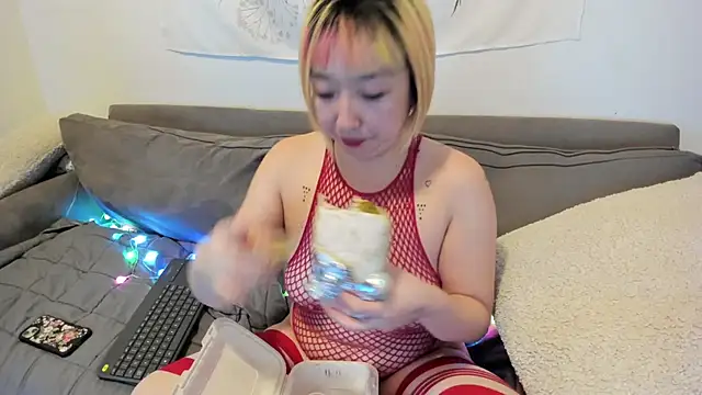 Snapshot of luxgray chatting on 12-24-24, 01:38 luxgray online show from 12-24-24, 01:38