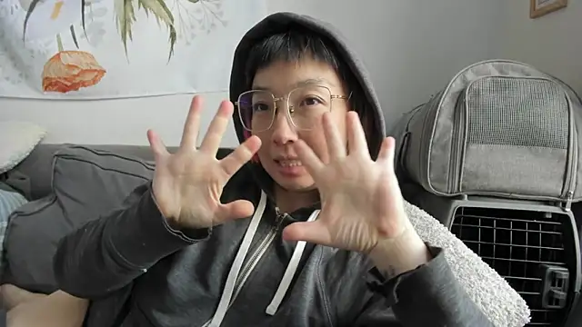 Snapshot of luxgray chatting on 12-21-25, 05:42 luxgray online show from 12-21-25, 05:42