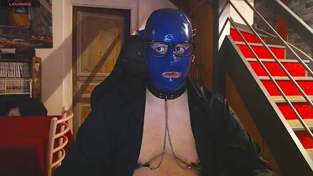 Snapshot of punky233 chatting on 12-18-25, 04:35 punky233 online show from 12-18-25, 04:35