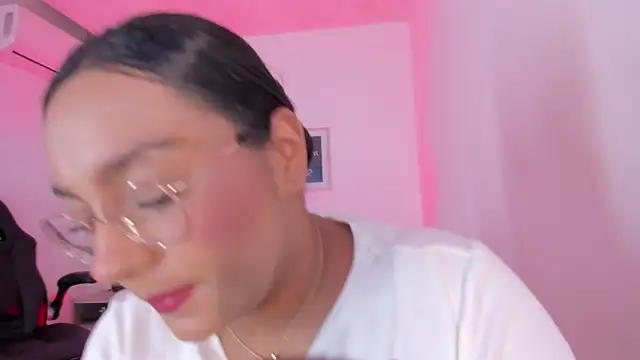 Snapshot of ellamontoya chatting on 01-13-26, 12:21 ellamontoya online show from 01-13-26, 12:21