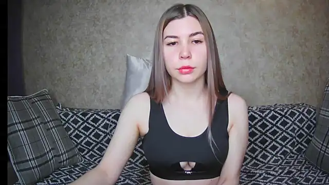 Snapshot of ElllaNuar chatting on 12-19-24, 01:39 ElllaNuar online show from 12-19-24, 01:39