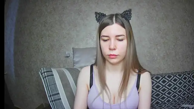 Snapshot of ElllaNuar chatting on 02-05-25, 04:27 ElllaNuar online show from 02-05-25, 04:27