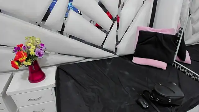 Snapshot of CooperEmma_ chatting on 05-23-26, 01:33 CooperEmma online show from 05-23-26, 01:33