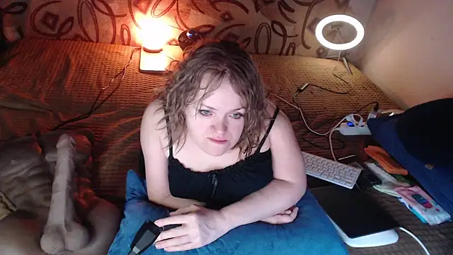 Snapshot of MiniNatalie chatting on 01-24-25, 11:45 MiniNatalie online show from 01-24-25, 11:45