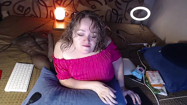 Snapshot of MiniNatalie chatting on 01-25-25, 04:03 MiniNatalie online show from 01-25-25, 04:03