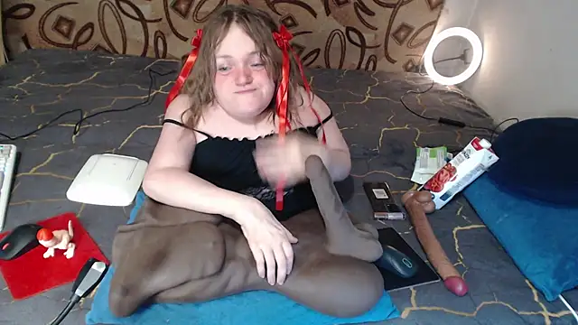 Snapshot of MiniNatalie chatting on 03-02-25, 10:27 MiniNatalie online show from 03-02-25, 10:27