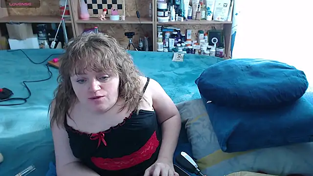 Snapshot of MiniNatalie chatting on 10-14-25, 07:53 MiniNatalie online show from 10-14-25, 07:53