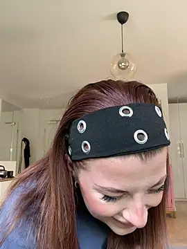 Snapshot of Mia-Minou chatting on 05-21-26, 10:00 Mia-Minou online show from 05-21-26, 10:00