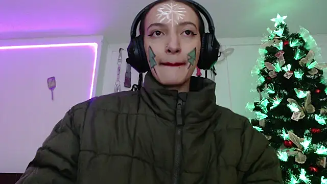 Snapshot of Eloise-brown chatting on 12-17-24, 02:44 Eloise-brown online show from 12-17-24, 02:44