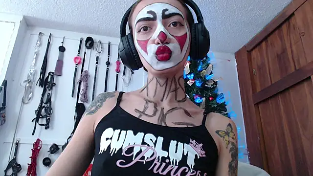 Snapshot of Eloise-brown chatting on 12-23-24, 06:37 Eloise-brown online show from 12-23-24, 06:37