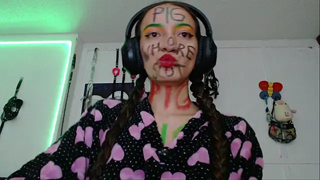 Snapshot of Eloise-brown chatting on 01-22-25, 04:23 Eloise-brown online show from 01-22-25, 04:23