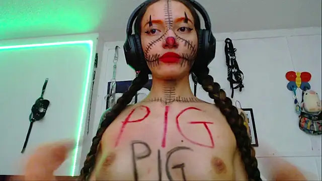Snapshot of Eloise-brown chatting on 01-22-25, 11:43 Eloise-brown online show from 01-22-25, 11:43