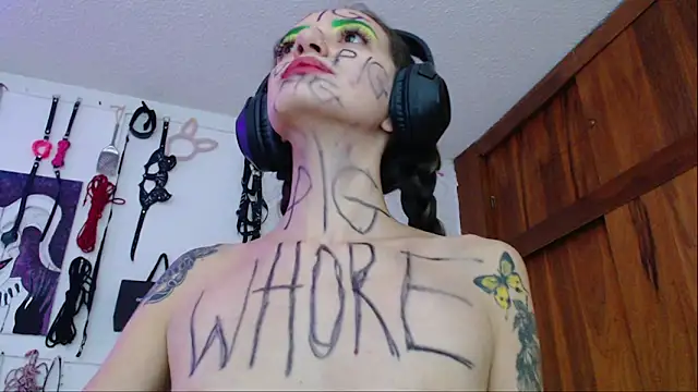Snapshot of Eloise-brown chatting on 02-15-25, 11:03 Eloise-brown online show from 02-15-25, 11:03