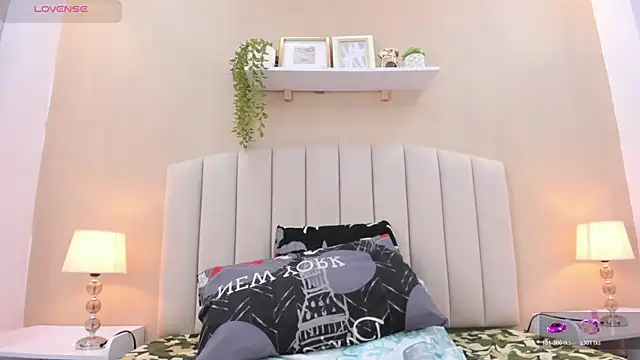 Mia thompson 19 online show from 01-08-26, 07:05