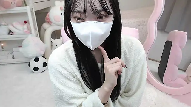 Snapshot of momo_room chatting on 12-19-24, 10:02 momo room online show from 12-19-24, 10:02